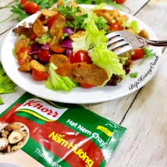 Cho salad trộn dầu giấm ra dĩa, thêm gà lát chiên lên trên. Rất đơn giản dễ làm, dễ ăn cho ngày chay muốn thay đổi khẩu vị.