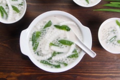 Món chè xen lẫn sự thanh mát của thạch lá dứa và sự béo ngậy của nước cốt dừa. Cắn thử một miếng cơm dừa non giòn ngọt vào miệng chắc chắn sẽ làm tan chảy trái tim hảo ngọt và ghiền chè. Cùng nhau nấu chè dừa non thạch lá dứa giải nhiệt mùa hè này nhé!