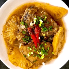 Cuối cùng là bày cá ra dĩa, rắc thêm tí hành lá cắt nhỏ và một ít tiêu phía trên là bạn đã có một món cá nóng sốt dùng với cơm dẻo.