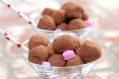 Bạn bỏ những viên chocolate này cho thật lạnh lại đến khi ăn lấy ra là ăn được ngay. Chúc mọi người thành công nhé!