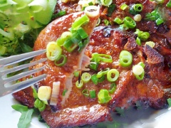Hành lá cắt nhỏ, trộn cùng 1 muỗng canh dầu ăn, cho vào lò vi song 30 giây làm mỡ hành. Sườn nướng xá xíu cho ra đĩa, rắc mỡ hành cho hấp dẫn. Món này dùng với cơm hay với bún hoặc cuốn đều ngon. Sườn nướng xá xíu ngon cơm với vị sườn béo thơm, mặn ngọt, giống thịt xá xíu. Thay vì làm thịt xá xíu thì món sườn nướng kiểu này cũng sẽ mang đến cho cả nhà bữa cơm hấp dẫn.