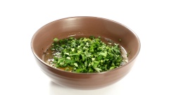 Cách làm trứng ngải cứu: Chuẩn bị một chiếc bát sạch, đập 4 quả trứng gà vào bát, cho vào 10gr hành tím băm, 5gr hạt nêm và 2gr tiêu xay cùng lá ngải cứu đã băm vào rồi đánh đều cho trứng tan và hỗn hợp hòa quyện.