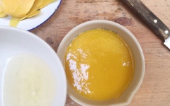 Lá gelatine sau khi ngâm nở thì đem cho vào lò viba, quay 20 giây. Cho lá gelatine vào trộn đều với nước ép xoài.