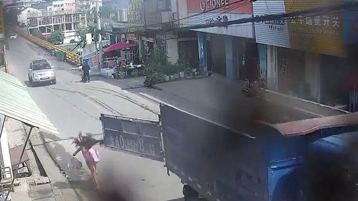 Cửa thùng xe tải bật tung giữa đường, người phụ nữ đi bộ lĩnh trọn cú va đập bất ngờ - Tạp chí Doanh Nghiệp Việt Nam