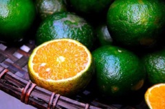Cam bổ đôi, dùng thìa loại bỏ hoạt cam. Nếu có máy vắt thì cho cam vào máy vắt cam và vắt để cam ra nước.