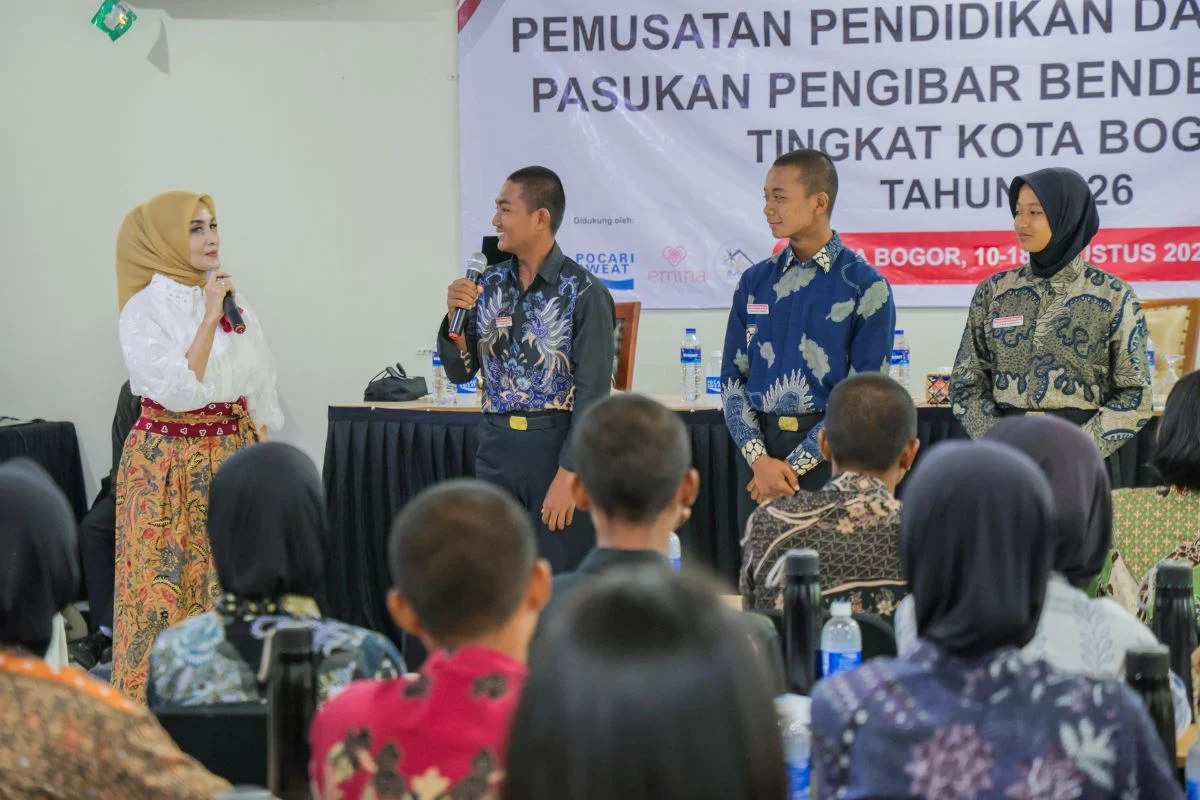 Ketua TP PKK Kota Bogor, Yantie Rachim, memberikan arahan kepada anggota Paskibraka Kota Bogor 2026.