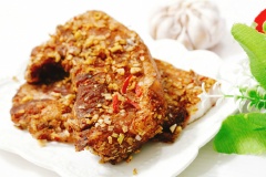 Thịt được tẩm ướp và phơi qua 1 nắng không chỉ giúp mặt thịt săn lại mà còn giúp gia vị ướp được ngấm sâu vào từng thớ thịt. Khi chiên hoặc nướng sẽ làm dây mùi thơm hơn.
