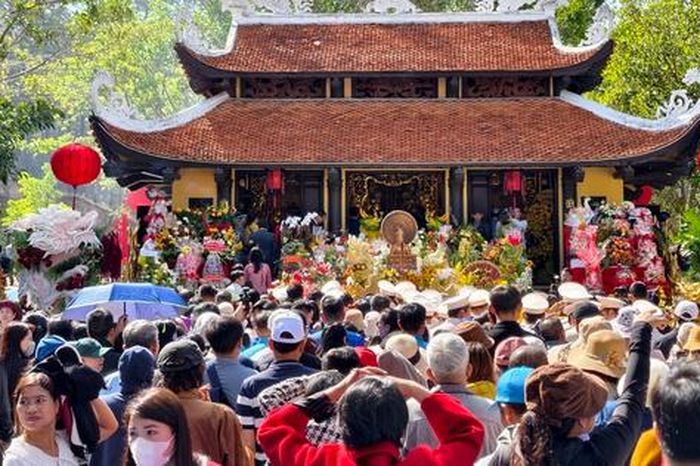 CLIP: Vượt 633 bậc thang lên dâng hương trong ngày Giỗ Tổ Hùng Vương tại Đà Lạt - Báo Người Lao Động