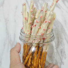 Bánh vừa giòn mang vị mằn mặn lại ngọt nhẹ từ chocolate , the mát từ kẹo gậy quả là món snack tuyệt vời. Món ngon này rất thích hợp cho Giáng sinh, hơn nữa công thức lại cực dễ làm chỉ cần 3 bước thực hiện. Còn chần chừ gì mà không thử nhỉ các mẹ ơi.