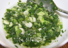 Hành lá cắt nhỏ cho ra chén, đun nóng già 2 muỗng canh dầu ăn rồi cho vào chén hành trộn đều làm mỡ hành.