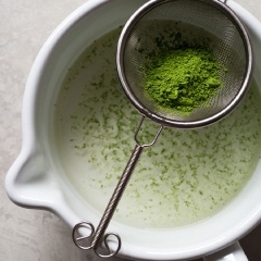 Làm cho siro đường matcha đơn giản bằng cách thêm đường và nước vào một cái chảo và đun sôi. Giảm nhiệt xuống thấp và đun nhỏ lửa trong 5 phút. Từ từ giảm nhiệt rồi tắt bếp. Để nguội cho đến 80 độ C thì rây bột matcha qua 1 cái rây, khuấy đều. Để nguội hoàn toàn.