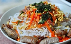 Cho bún tươi ra tô, thêm cà rốt, xà lách, rau răm, thịt ba chỉ, nem chua nếu thích vào. Chan đều mỡ hành, hỗn hợp mắm ruốc, đậu phộng lên trên, trộn đều và thưởng thức ngay.