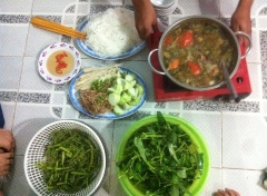 Dọn nồi lẩu cua biển lên. Chuẩn bị thêm 1 đĩa rau nhút, rau muống… và 1 đĩa bún. Lẩu cua biển khi ăn thì đun sôi nước dùng, nhúng rau, chan bún... Có thể chuẩn bị thêm 1 chén mắm ớt cay ăn cùng hoặc xắt lát ớt sừng sâu cho vào lẩu cua biển đều được. Lẩu cua biển hầm càng lâu thì cua càng ra nước ngọt, ăn càng ngon. Với cách làm lẩu cua biển đơn giản này, từ nay mỗi khi thèm, chẳng cần ra hàng quán cũng vẫn có thể thưởng thức lẩu cua biển cực chất tại nhà rồi nha!