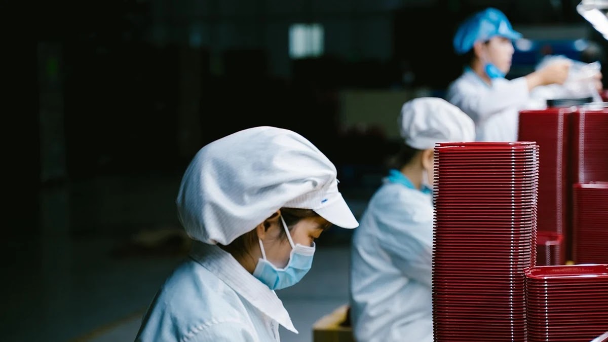 제조업에서 스마트 팩토리 도입 전후 공급망 변화 비교