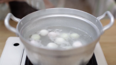 Cho nước vào nồi nấu sôi rồi thả từng viên bột bánh vào luộc chín mềm khoảng 8 phút thì lấy ra cho qua ngay tô nước đá khoảng 1 phút thì vớt ra để ráo nước. Bạn lưu ý nên luộc từng màu riêng lẻ nha. Sau đó dùng xiên que, xiên xen kẽ các viên bánh nếp là hoàn thành nha.