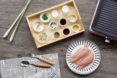 Cắt lấy phần gốc ngò, giữ một phần thân màu xanh và đem rửa thật sạch. Lột vỏ tỏi. Bóc bỏ lớp vỏ bên ngoài của sả, rửa sạch. Cắt sả thành những khoang tròn mỏng. Cho sả, gốc ngò, tỏi và hạt tiêu đen vào cối, dùng chày giã nhuyễn cho các nguyên liệu quyện vào nhau. Rửa sạch ức gà, dùng khăn giấy chuyên dụng nhà bếp thấm khô ức gà. Cắt ức gà thành miếng dài vừa ăn.
