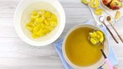 Chuẩn bị một tô nước đá, vớt đào ngâm vào tô nước đá 15 phút để giữ đào được giòn. Còn sirup đường vừa sên đào bạn để 15 phút cho nguội rồi vắt vào 1/2 trái chanh (khoảng 15-20ml nước cốt chanh) để cho vị sirup được thanh hơn.