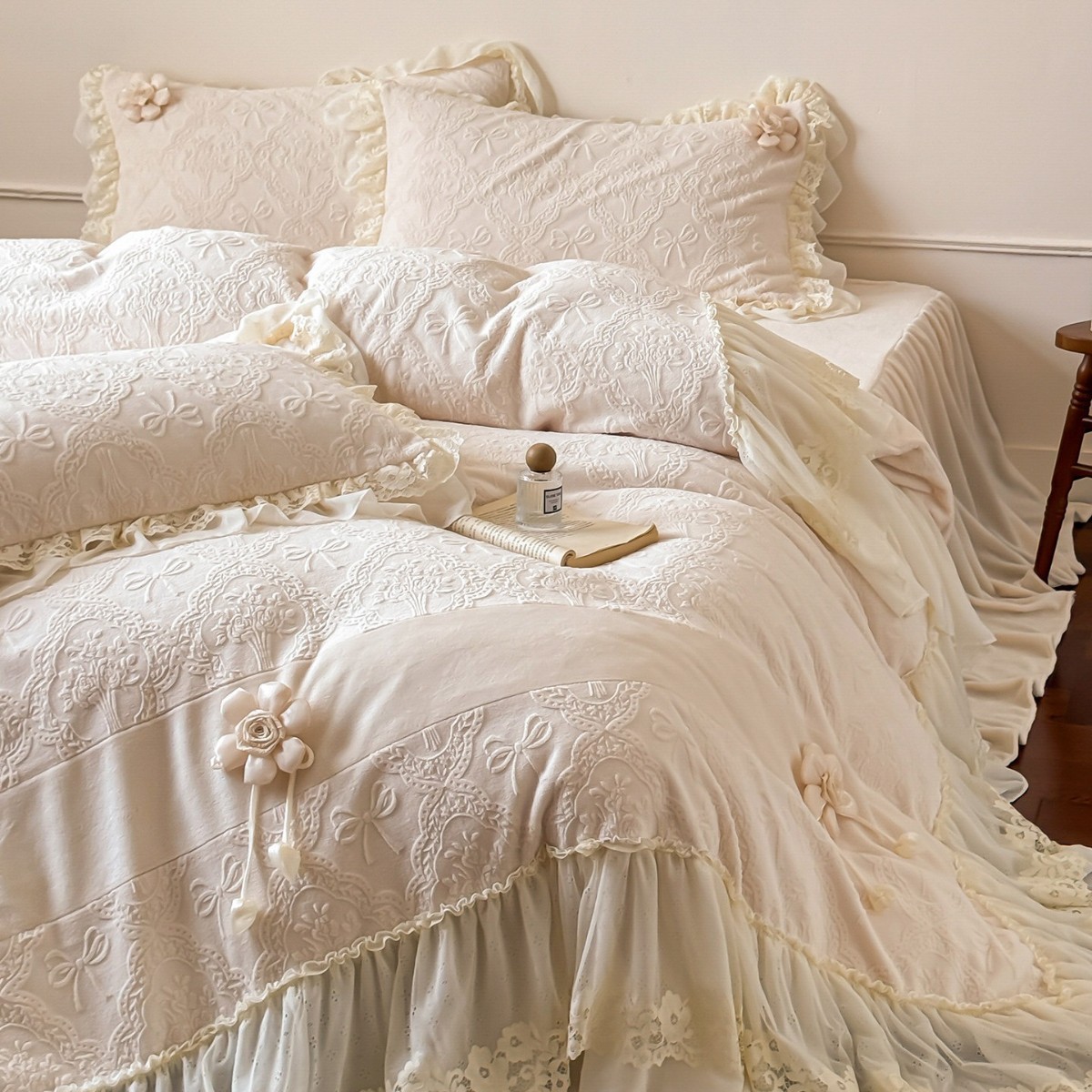 Luxury Bedding 4-piece with Lace Pattern, Winter