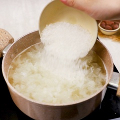 Cho 1,5 lít nước lọc vào nồi, khi nước sôi, cho 50gr hạt sen tươi vào nấu khoảng 10 phút cho hạt sen chín mềm, cho tiếp nấm tuyết và 60gr đường phèn vào nồi, đảo đều, đun thêm 5 phút. Cuối cùng cho táo tàu, đu đủ vào đảo nhẹ tay, đun khoảng 2 phút nữa là hoàn thành.