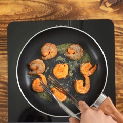 Tôm sú bóc vỏ, bỏ đầu, lấy chỉ lưng. Ướp 200gr tôm sú với 10gr tỏi băm, 1/2 muỗng cà phê muối, 1/2 muỗng cà phê ớt bột, 1 muỗng cà phê nước cốt chanh. Bắc chảo lên bếp, cho vào 15gr bơ thực vật, cho tôm vào áp chảo săn mặt rồi lấy ra để riêng.