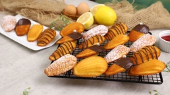 Bánh Madeleine nóng hổi vừa ra lò đây. Bánh thơm béo vị bơ, có kết cấu mềm xốp tan ngay khi vừa bỏ vào miệng. Sẽ hoàn hảo hơn nếu bạn chấm cùng sốt dâu chua chua hoặc sốt chocolate đăng đắng. Còn chờ gì mà không cùng Cooky vào bếp ngay nào.