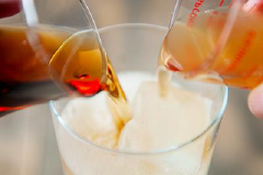 Sau đó, bạn cho đá vào ly rồi đổ soda vào. Sau đó thêm nước chanh và siro gừng nữa là xong.