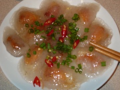 Cho nước chấm vào đĩa bánh bèo, thêm hành tím đã phi, hành lá, rau húng và rau mùi thái nhỏ và thưởng thức. Chúc bạn ngon miệng!