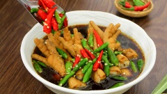 Múc chân gà ra tô, rưới ớt vừa giã lên trên, rắc thêm ngò gai cắt nhỏ rồi thưởng thức. Món chân gà om xì dầu ớt hiểm này được nấu theo kiểu Thái Lan, nước lèo chua thanh, thơm dậy mùi ớt hiểm. Chân gà được om nhừ, chỉ cần cắn nhẹ là đã tróc ra hết, rất thích hợp cho những bạn thích ăn chân gà mềm. Món này làm món nhậu nhâm nhi cùng vài chai bia là hết xảy đó nha!