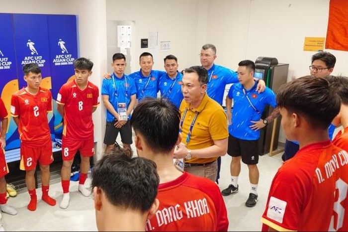 Chủ tịch VFF động viên các cầu thủ U17 Việt Nam - Đài Phát thanh và truyền hình Hà Nội