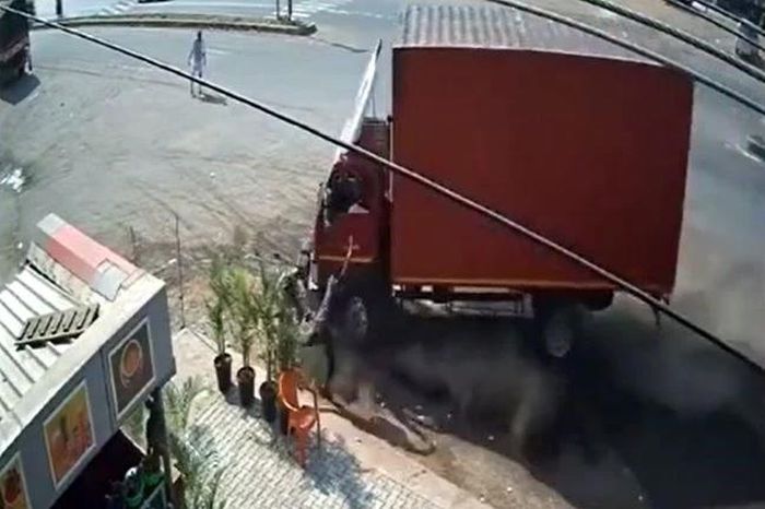 Phản xạ thần tốc giúp nam thanh niên thoát chết trước đầu xe tải - Tạp chí Doanh Nghiệp Việt Nam