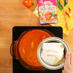 Phi thơm 1 muỗng canh hành tỏi băm, cho 1.5 lít nước vào nấu sôi, nêm một gói Aji-Quick® Gia vị nêm sẵn Lẩu Thái, thêm măng chua, lá giang và cà chua vào, trút cá vào trở lại nấu đến khi cá chín, thêm rau om, ngò gai cắt nhỏ và tỏi phi, tắt lửa.