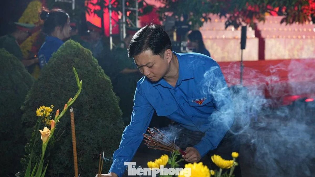 Gần 1.800 thanh niên thắp nến tri ân tại Nghĩa trang Mai Dịch - Báo Tiền Phong