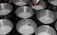 Đổ hỗn hợp bột rau câu, đường trắng vào, khuấy đều. Dùng muỗng múc 1/2 lượng rau câu trong nồi ra khuôn rau câu, để đông.