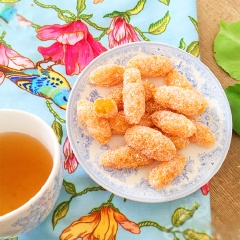 Đợi đến khi khoai bớt nóng thì bắt đầu nặn, đeo găng tay thực phẩm nặn thành hình kén tằm với kích cỡ vừa phải rồi lăn qua lớp cơm dừa.