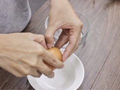 Tách lấy 2 lòng đỏ trứng gà cho vào hỗn hợp khoai tây nghiền. Thêm một ít muối, bột ới, bột tỏi vào tuỳ khẩu vị sau đó trộn đều