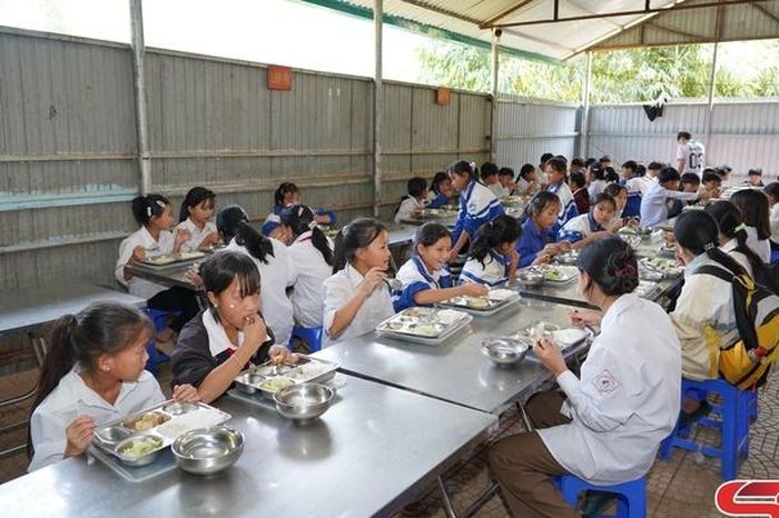 Bữa ăn bán trú giúp học sinh vùng cao bám lớp - Báo Sơn La