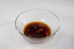 Xếp bánh ra đĩa, cắt thành từng miếng. Chuẩn bị một bát nhỏ, cho xì dầu, giấm, nước, đường và ớt thái khoanh vào trộn đều. Thưởng thức bánh xèo với nước chấm.