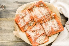 Đầu tiên, cho 1 muỗng cà phê bột tỏi, 1 muỗng cà phê bột hành, 1 muỗng cà phê lá oregano xay, 1/2 muỗng cà phê lá thyme, 1/2 muỗng cà phê bột ớt paprika, 1/4 muỗng cà phê ớt bột, 1 muỗng cà phê muối, 1 muỗng cà phê tiêu vào chén và trộn đều. Sau đó thoa phần gia vị này lên khắp mình cá sau cho phủ thật đều.