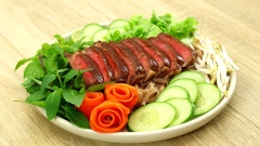 Phở gạo lứt trụng chín rồi cho ra đĩa. Xếp dưa leo, các loại rau thơm, cà rốt cùng giá xung quanh. Cho thịt bò lên mặt, rưới sốt rồi rắc hạt điều rang lên mặt. Vậy là món salad phở bò nướng ngũ vị đã hoàn thành rồi.