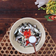 Làm sạch 500gr cá linh tươi , để vào rổ thưa cho ráo nước, ướp cá với 1 muỗng canh tỏi băm, 1 muỗng canh ớt băm, 1 muỗng canh đường, 1 muỗng canh muối, 1/2 muỗng cà phê tiêu trong khoảng 10 phút.