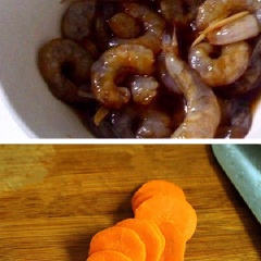 Bóc sạch vỏ tôm, bỏ chỉ đen, rửa sạch tôm rồi thấm khô nước. Ướp thịt tôm với 2 muỗng cà phê rượu nấu ăn, 5g gừng sợi, muối, 1 muỗng canh dầu hào, 1 muỗng canh sốt dầu cá hấp, 1 muỗng cà phê tinh bột bắp, trộn đều, để yên 5 phút. Gọt vỏ cà rốt, rửa sạch , cắt lát mỏng theo chiều ngang. Rửa sạch đậu hũ trứng, cắt khoanh trong dày 2cm.