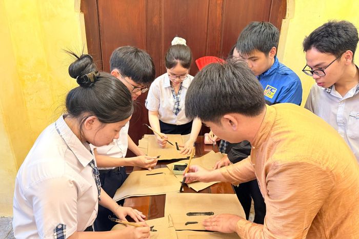 Trải nghiệm làm 'ông đồ' - Báo Thừa Thiên Huế