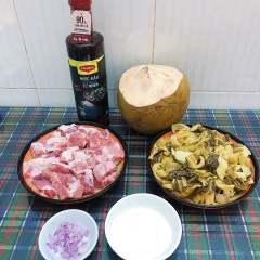 Sườn và cải chua mua về rửa sạch, chặt sườn thành khúc vừa ăn. Cắt cải chua thành các miếng vừa ăn. Hành tím bóc vỏ rồi băm nhỏ. Cho 10gr đường vào chảo, nấu cho nước đường vàng đẹp thì cho hành tím đã băm nhỏ vào.
