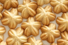 Để lò nướng ở 180 độ C, cho bánh vào nướng khoảng 8 - 10 phút hoặc đến khi bánh có màu nâu vàng.