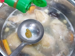 Chuẩn bị 1 nồi nước rồi cho đùi gà đã rửa sạch vào nấu nhỏ lửa cùng nấm đông cô và cà rốt 45' để thịt chín. Khi thịt chín thì thêm hạt sen đã nấu và gia vị vào nấu thêm 15' nữa thì tắt bếp.