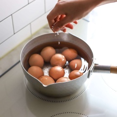 Trứng cho vào nồi cùng muối và giấm rồi chế nước ngập hết trứng, đem luộc chín từ 8 - 9 phút. Khi trứng chín thì lấy ra cho vào nước lạnh cho nguội bớt rồi bóc vỏ và cho vào hộp kín bảo quản. Ớt xanh, ớt đỏ và hành tây băm nhuyễn. Hành boa rô rửa sạch, cắt khoanh.