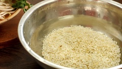 Rang vàng 20gr gạo nếp và 50gr gạo tẻ, sau đó rửa sạch cho vào nồi nước luộc lòng. Thêm 20gr hành tím. Nấu chín 45 phút đến khi gạo nở mềm thành cháo. Tiếp theo cho huyết heo và nêm gia vị gồm 1 muỗng canh muối, 1 muỗng canh hạt nêm và 1/2 muỗng canh nước mắm.