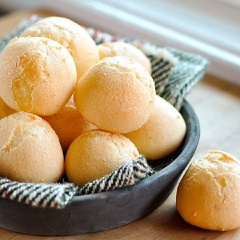 Bánh chín để nguội bớt rồi thưởng thức ngay sẽ rất ngon. Nếu chưa dùng hết có thể cho vào hũ kín, bảo quản ở ngăn mát tủ lạnh trong 1 tuần. Khi ăn cho vào lò nướng lại cho nóng.