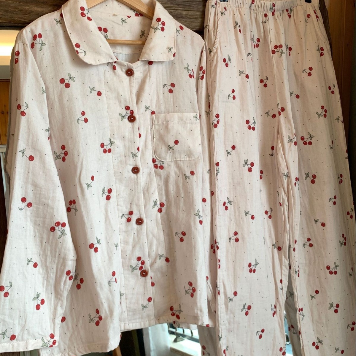Damen-Pyjama-Set aus Baumwoll-Doppelgaze mit Kirschmuster