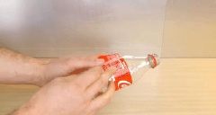 Đầu tiên, rửa sạch chai nước ngọt. Bóc nhãn và cất sang 1 bên. Chú ý đừng vứt nhãn đi.